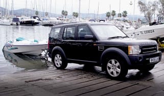 Land Rover Discovery pulling boat