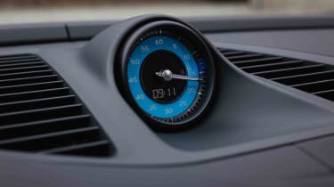 Porsche Macan Electric - chrono clock