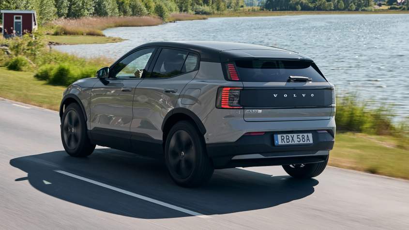 Volvo EX30 Cross Country - отслеживание задним ходом