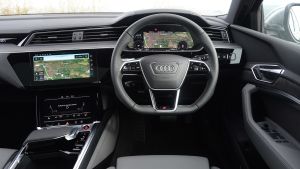 Audi e-tron S - dash