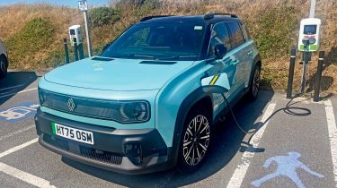 Renault 4 - charging fleetwatch