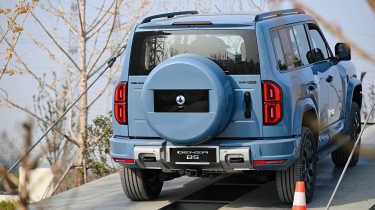 Denza B5 - rear climbing