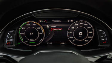 Audi Q7 e-tron 2015 dials
