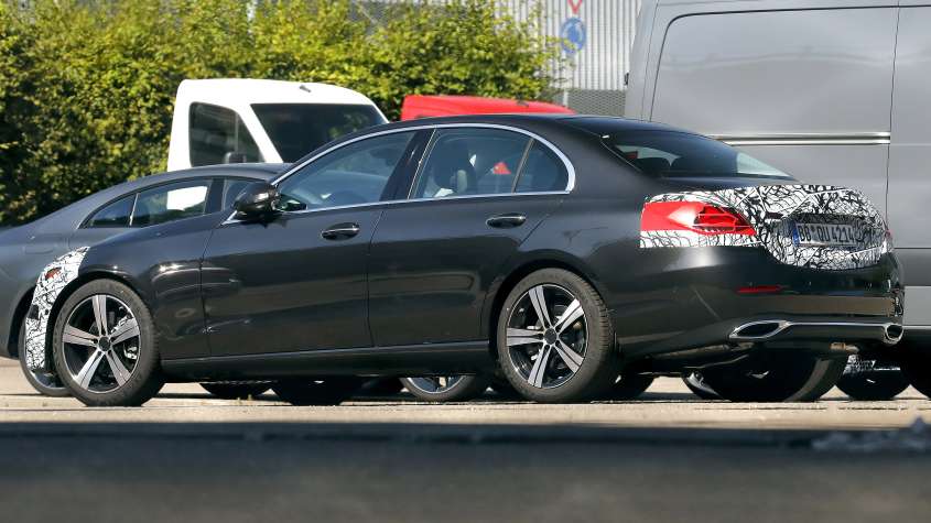 Мерседес C-класса - сзади под углом