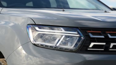 Dacia Duster Extreme SE - front light