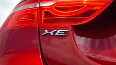 Jaguar XE - badge