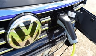 Volkswagen Passat GTE - charging