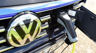 Volkswagen Passat GTE - charging