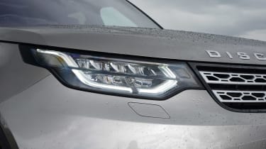 Land Rover Discovery - front light details