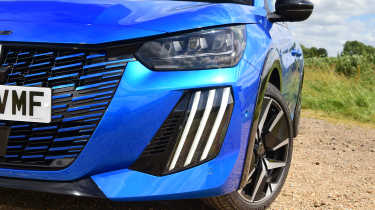 Peugeot E-208 - front headlight