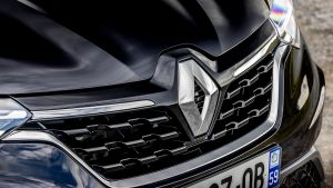 Renault Arkana - front badge