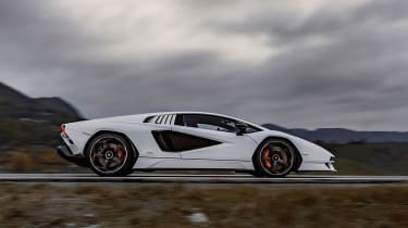 Lamborghini Countach - side