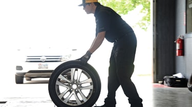 Tyre Test 2019 - changing tyre