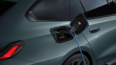 BMW i5 Touring - charging