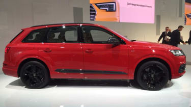 Audi SQ7 red - side