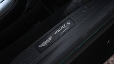 Aston Martin Vantage S - kickplate