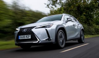 Lexus UX - front tracking