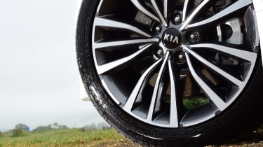 Kia Stinger - wheel