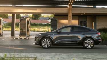 Audi Q6 Sportback e-tron side