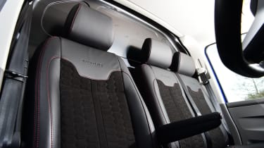 Volkswagen Transporter Sportline - front seats
