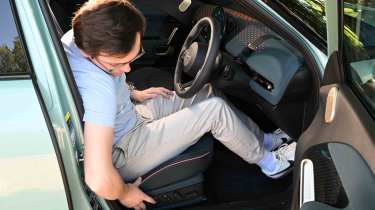 MINI Aceman LT - electric front seat adjustment