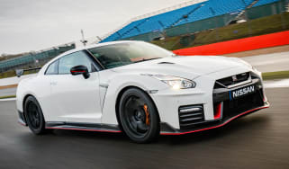 Nissan GT-R NISMO 2017 - front tracking 3