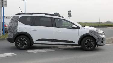 Dacia Jogger facelift (camouflaged) - side