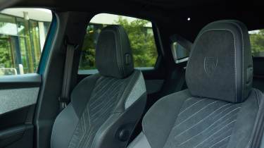 Peugeot 3008 Hybrid - front seat headrests