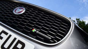 Jaguar XE - grille