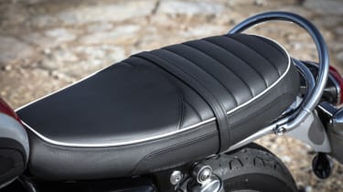 Triumph Bonneville T120 review - leather seat black