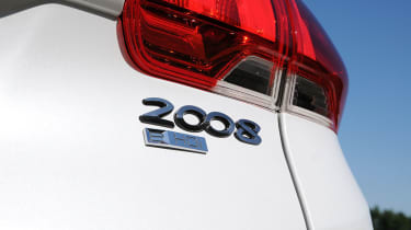 Peugeot 2008 Feline e-HDi 115 badge