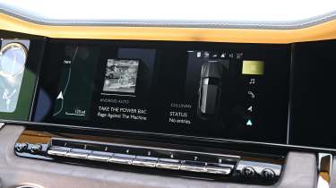 Rolls-Royce Cullinan Series II - infotainment screen