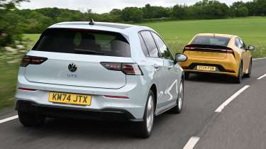 Volkswagen Golf GTE vs Toyota Prius - rear tracking