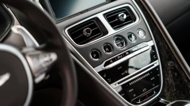 Aston Martin DB11 2016 - dashboard