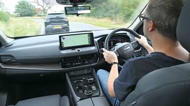 Nissan X-Trail - driving