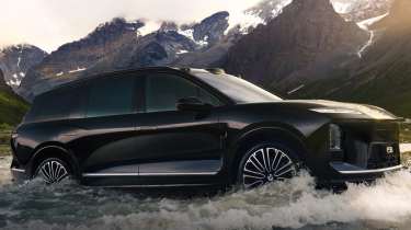 NIO ES8 - front wading 
