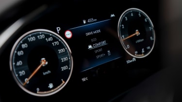 Genesis G70 Shooting Brake - dials