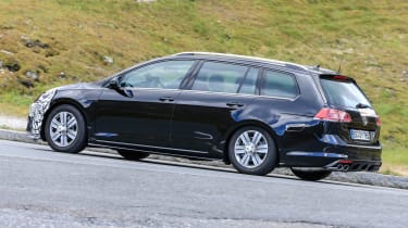 Volkswagen Golf R Estate facelift spied - 4