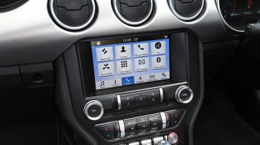 Ford Mustang Convertible - infotainment