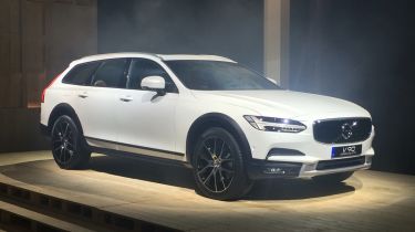 Volvo V90 Cross Country - reveal front quarter