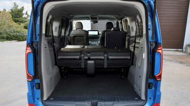 Volkswagen Transporter e-Shuttle - boot seats down