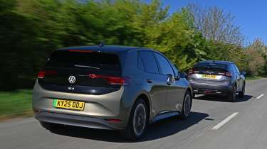 Citroen e-C4 and Volkswagen ID.3 - rear tracking 