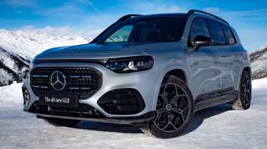 Mercedes GLB 2025 snow - front static