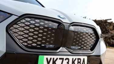 BMW iX2 - grille