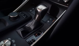 Lexus IS 300h - transmission
