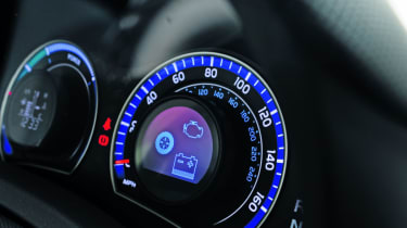 Toyota Auris HSD dials