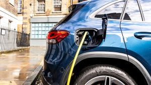 Mercedes GLA 250 e - charging