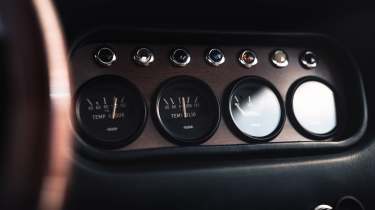 Lamborghini 400 GT - centre dials