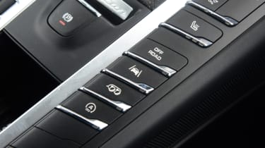 Porsche Macan GTS - centre buttons