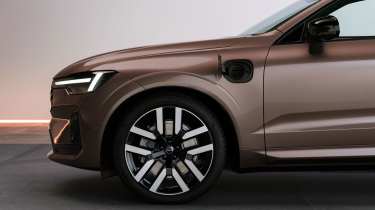 Volvo XC60 facelift 2026 - charging port